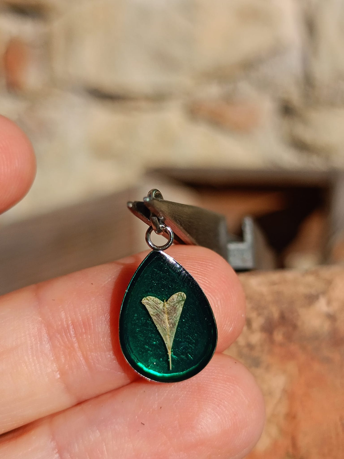 Ciondolo Cimelia Borsa del Pastore, argento e verde
