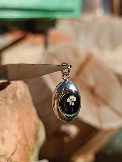 Ciondolo Cimelia Romantica Carota Selvatica Ovetto, argento e nero