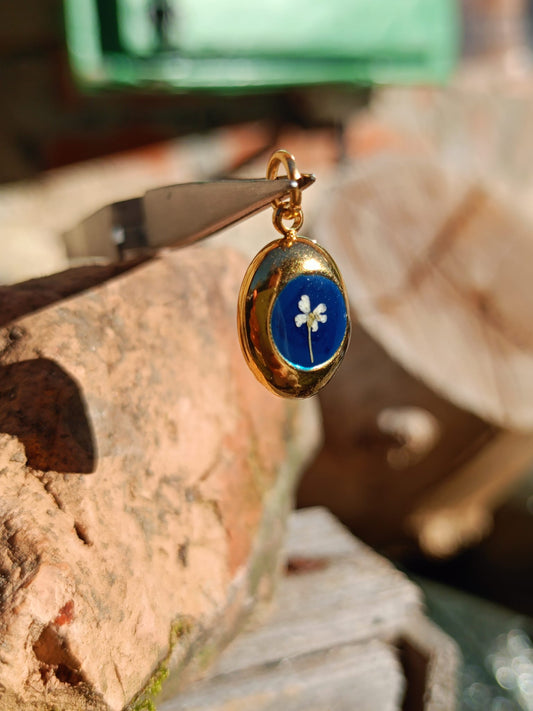 Ciondolo Cimelia Romantica Carota Selvatica Ovetto, oro e blu