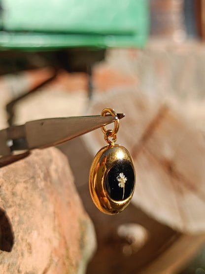 Ciondolo Cimelia Romantica Carota Selvatica Ovetto, oro e nero