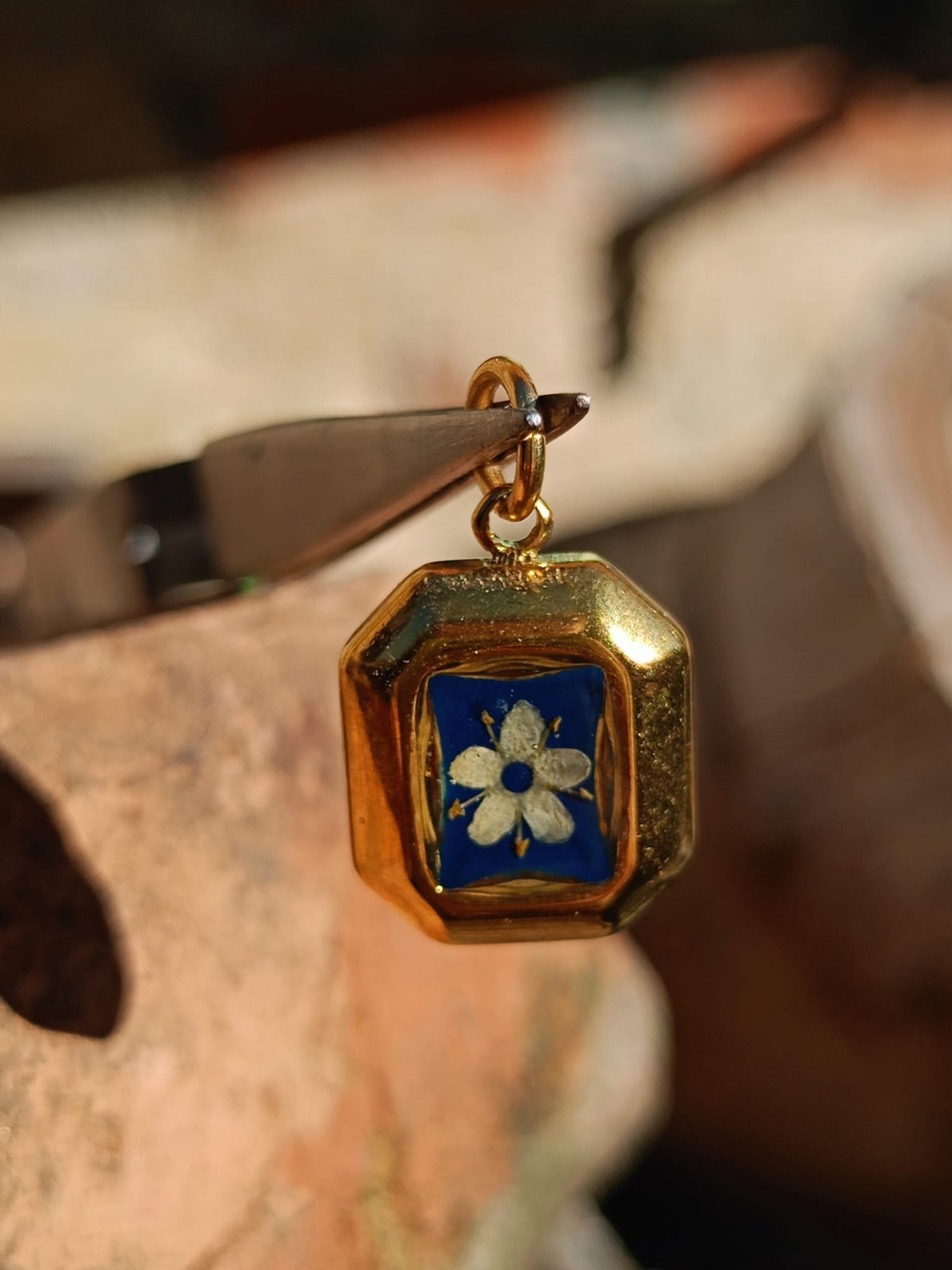 Ciondolo Cimelia Sambuco Rettangolo, oro e blu