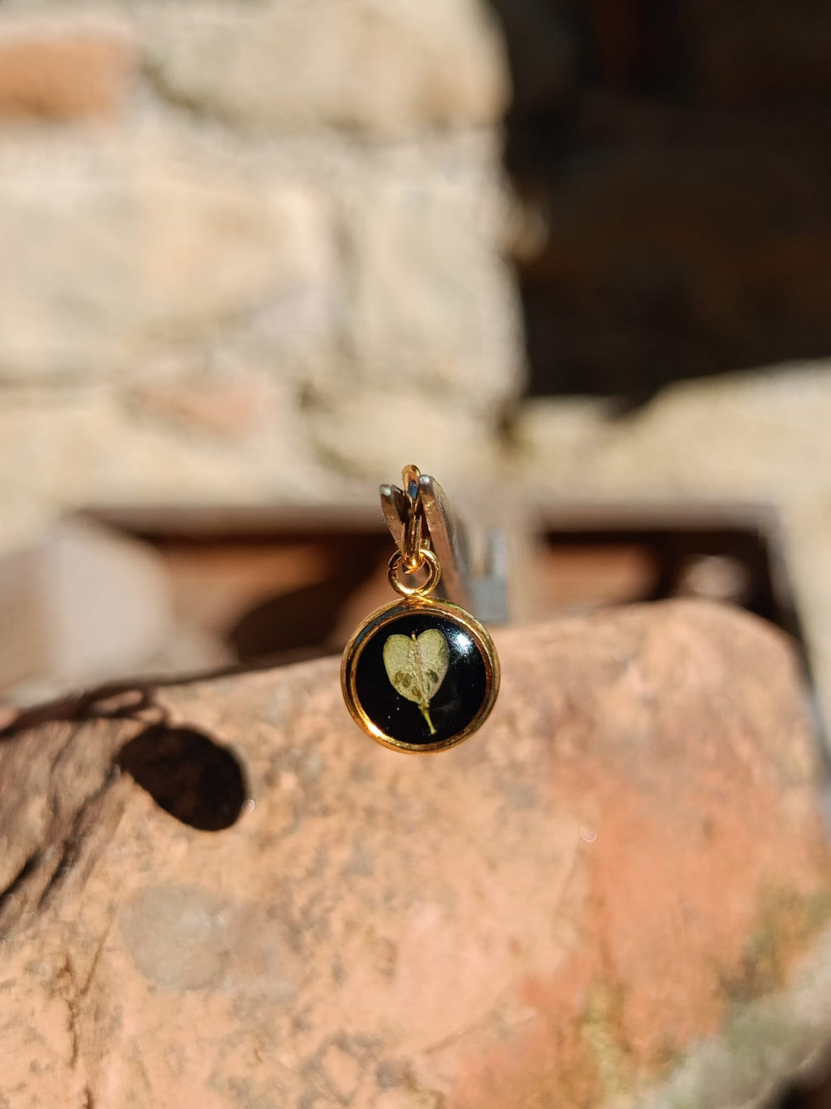 Ciondolo Essenze Borsa del Pastore, oro e nero