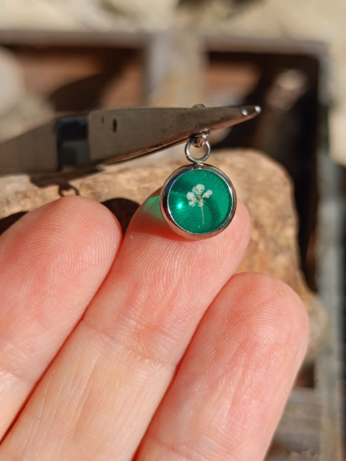 Ciondolo Essenze Carota Selvatica, argento e verde