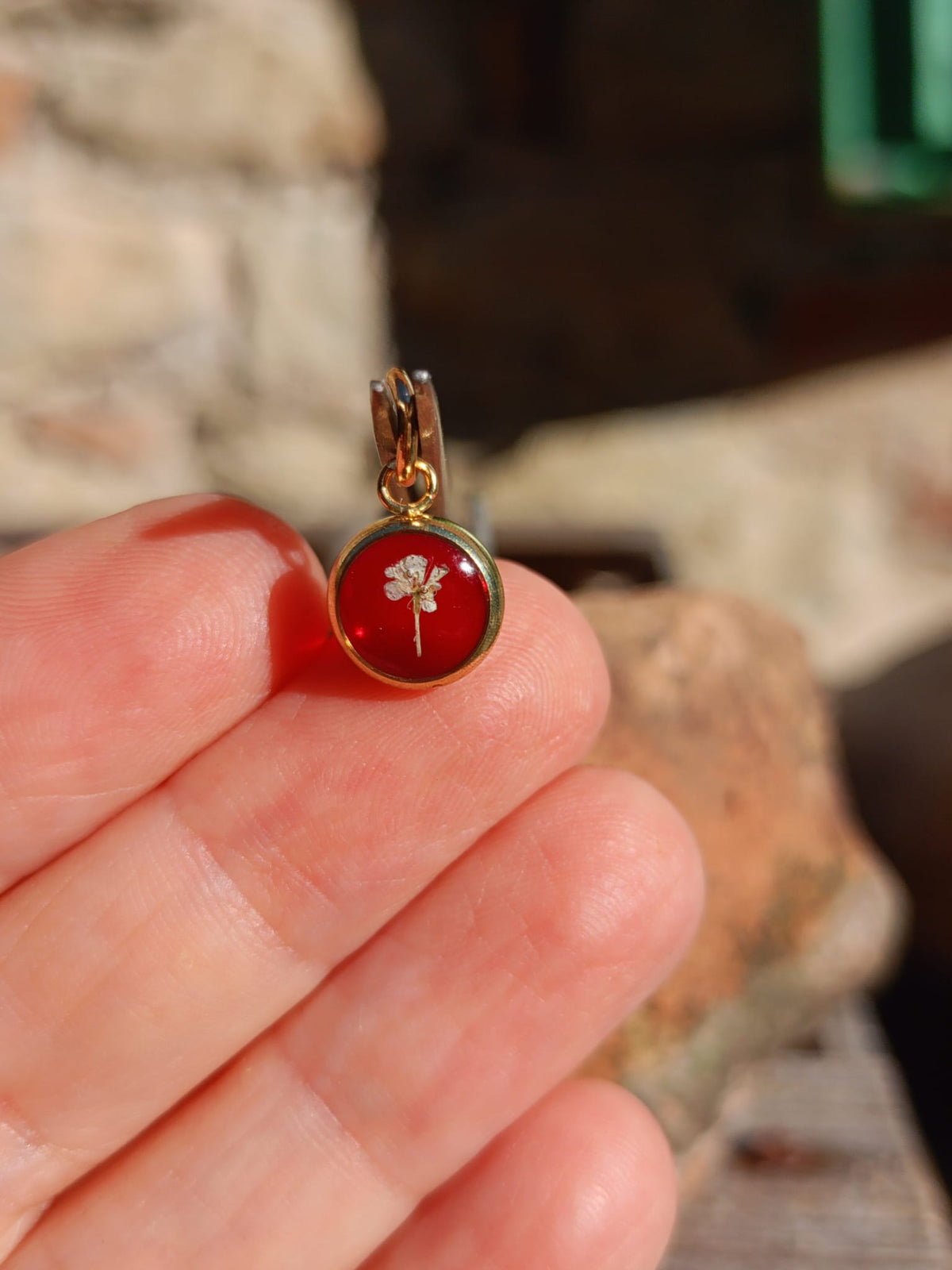 Ciondolo Essenze Carota Selvatica, oro e rosso